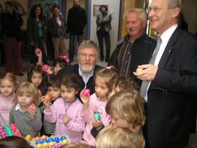 Die Ostereier wurden in diesem Jahr stellvertretend an die Kinder des Stadtweiherkindergartens übergeben.