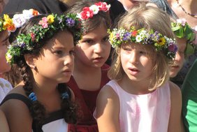 Mädchen mit Blumenkränzen