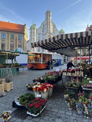 Blick durch den Wochenmarkt zum Rathaus