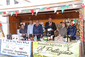 Der OB steht während seiner Begrüßung in der schön dekorierten Bude.