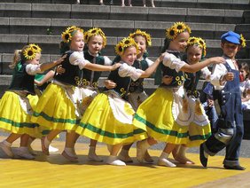 Kinder in ukrainischen Sonnenblumenkostümen.