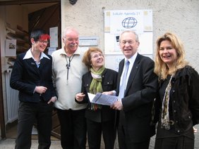 Die Teilnehmer vor dem Mehrgenerationenhaus