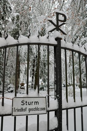 Das Gitter am Eingang mit einem Schild "Sturm Friedhof geschlossen"