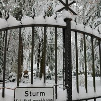 Das Gitter am Eingang mit einem Schild "Sturm Friedhof geschlossen"