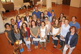 Als Variation des gleichen Themas zeigt dieses Foto die Schülerinnen und Schüler in der Rathaushalle von der Treppe aus fotografiert.