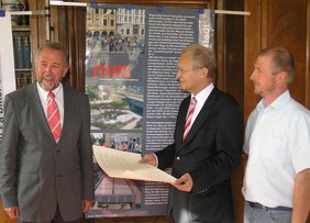 Mit einem 10-Punkte-Plan will der ECF das Fahrradfahren in der Verkehrsplanung etablieren. Die Resolution wurde im Rathaus überreicht.