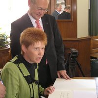 Beim Eintrag ins Goldene Buch der Stadt Memmingen  Vizepräsidentin des Deutschen Bundestages Petra Pau.