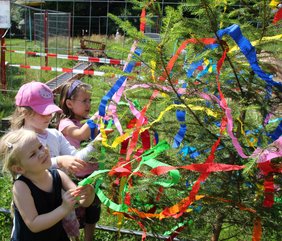 Annabel, Vanessa und Doruntina schmücken den Richtbaum