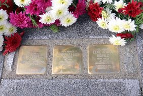 Drei Steine mit folgenden Inschriften: Moses Eisfeld, Jahrgang 1875, gedemütigt /entrechtet, Tod 21.2.1938 Laura Eisfeld, geb. Kohn, Jahrgang 1878, deportiert 1944, Theresienstadt, befreit Elise Klara Eisfeld, verh. Halle, Jahrgang 1910, deportiert 1944, ermordet in Auschwitz