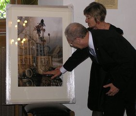 Künstlerin Gudrun Stölzle bei der Übergabe des Bildes „Alte und neue Heimat“ an Oberbürgermeister Dr. Ivo Holzinger.
