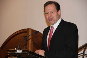 Dekan Schieder am Rednerpult