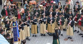 Die Amendinger Musikanten auf dem Marktplatz