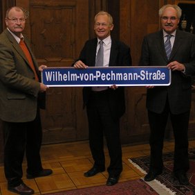 Im Amtszimmer des Oberbürgermeisters wurde das neue Straßenschild vorgestellt.