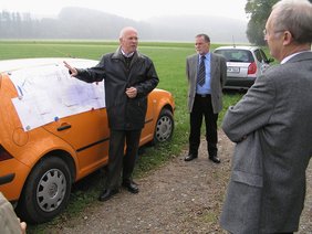 Anhand von Planunterlagen wurde der Bau des Radweges erläutert.