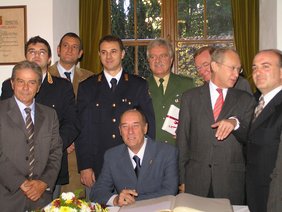 Das Bild zeigt den Questore Dr. Aldo Vignati beim Eintrag ins Goldene Buch sowie Oberbürgermeister Dr. Ivo Holzinger im Gespräch mit dem Vizebürgermeister Berardo Rabbuffo sowie (von links): Stadtrat Giuliano Gambacorta, Vizequestore und Leiter der Ver