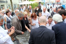 Zu sehen sind viele Menschen, die sich rund um das Stadtmodell drängen.