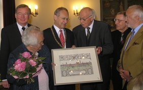 Der Oberbürgermeister übergibt Dr. Gerd Huber den Schickler-Stich der Stadt