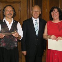 Georg Tschugg, Oberbürgermeister Dr. Ivo Holzinger und Angelika Zimmermann im Amtszimmer des Stadtoberhauptes.