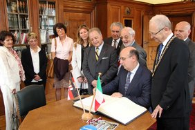 Beim Eintrag in das Goldene Buch der Stadt im Amtszimmer des Oberbürgermeisters