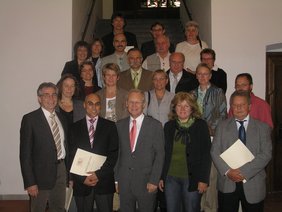 Oberbürgermeister zusammen mit den zwanzig Jubilaren auf der Memminger Rathaustreppe
