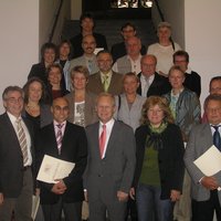 Oberbürgermeister zusammen mit den zwanzig Jubilaren auf der Memminger Rathaustreppe