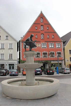 Vor dem Weinhaus "Zum Goldenen Löwen" steht der neue Fischerbrunnen auf dem Schrannenplatz
