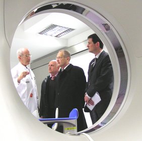 Die Teilnehmer durch die Öffnung des neuen Computertomographen fotografiert.