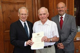 Nach der Überreichung der Ehrenurkunde im Amtszimmer des Oberbürgermeisters