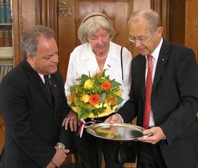 Im Amtzimmer des Stadtoberhauptes: Cav. Antonio Tortorici, Gertraude Woller, Oberbürgermeister Dr. Ivo Holzinger.