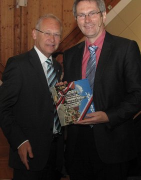 Oberbürgermeister Dr. Ivo Holzinger mit dem Festredner, Professor Dr. Clemens Hillenbrand