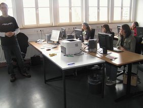 Im IUK-Schulungsraum der Stadt gewannendie Mädchen einen Einblick.