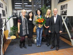 Die Organisatoren des Abends bedankten sich bei Dr. Rahbaran (Mitte) mit einem Blumenstrauß (v.l.): Frauen- und Gleichstellungsbeauftragte der Stadt Memmingen, Claudia Fuchs, Katrina Dibah-Lavorante und Isabel Schötta (Projekt „Soziale Stadt") und der