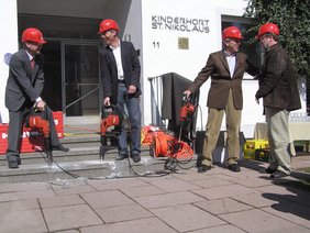 Oberbürgermeister Dr. Ivo Holzinger und Architekt Helmut Schedel brechen mit Presslufthämmern die Treppenstufen ab