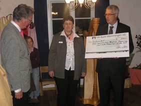 Übergabe des Spendenschecks