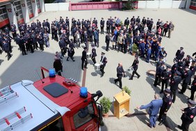 Blick von oben auf das Fahrzeug und die Gästeschar.