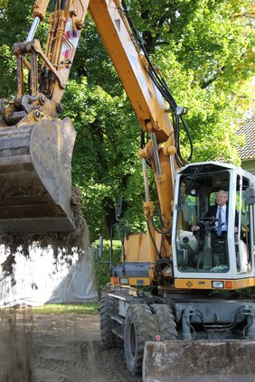 Oberbürgermeister Dr. Ivo Holzinger im Bagger