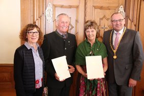 Zu den ersten Gratulanten des Ehepaars Marie-Luise und Manfred Ermantraut gehörten Oberbürgermeister Manfred Schilder mit der Zweiten Bürgermeisterin Margareta Böckh.