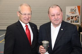 Walter Liepert erhält den Ehrenbecher der Stadt