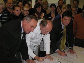 Pflegedienstleiter Hans-Jürgen Stopora, Ärztlicher Direktor Professor Dr. Albrecht Pfeiffer und Referats- und Verwaltungsleiter Wolfram Firnhaber bei der Unterschrift.