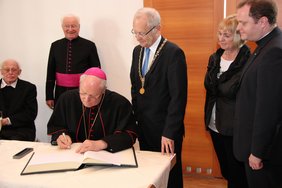 Beim Eintrag in das Goldene Buch