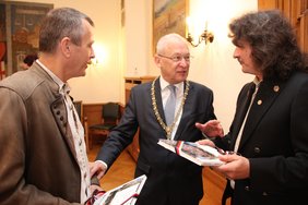 Stephan Dörr, Peter Kreislmeyer und Oberbürgermeister Dr. Holzinger am Rande der Ehrung