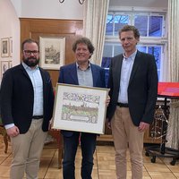 Dr. Singer steht in der Mitte und hält den Wächter Stich, Oberbürgermeister Jan Rothenbacher steht links, Referatsleiter Thomas Schuhmaier rchts.