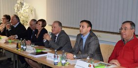 In der AOK-Geschäftsstelle hören die Gäste den Ausführungen des Referenten aufmerksam zu