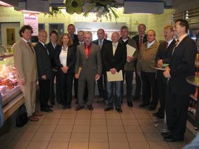 Gruppenbild nach der Übergabe der Bescheide in der Metzgerei Greiff in Memmingen