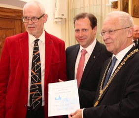 Holzinger, Schieder und Friedrich bei der Überreichung der Urkunde