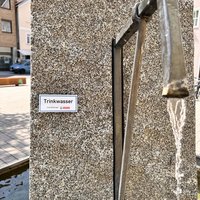 Abgebildet ist die ein Detail des Brunnens mit einem Schild "Trinkwasser + Logo Stadt Memmingen"