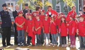 Auf der Bühne am Schrannenplatz wurde die neue Kinderfeuerwehr vorgestellt