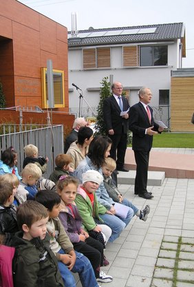 Der Oberbürgermeister mit Kindergartenkindern.