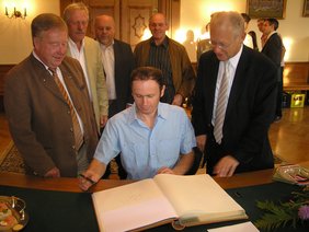 Der viermalige Weltmeister Robert Barth zusammen mit Sportreferent Fritz Such, Alois Müller (Vorsitzender des AMC Memmingen), Gerhard Neukamm (Stadtrat und Vorstandsmitglied des AMC), Bürgerausschussvorsitzender Johann Brader und Oberbürgermeister Dr. 