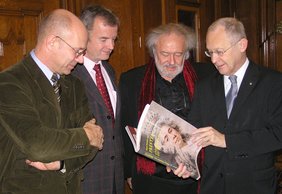 Die Übergabe des prächtigen Prestelbandes im Amtszimmer des Oberbürgermeisters.